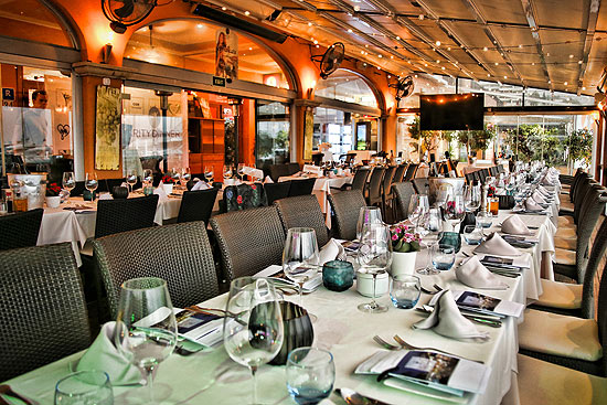 Schön eingedeckt war es im RITZI Restaurant im Yachthafen Puerto Portals für die Gäste des Mallorca Charity Dinners am 18.10.2018 (©Foto: Connections POR)